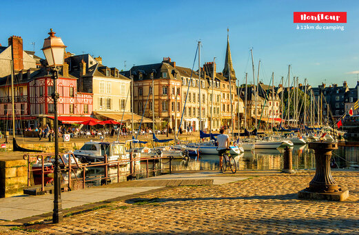 Pintoresco puerto viejo de Honfleur, Normandía, con barcos y casas coloridas.