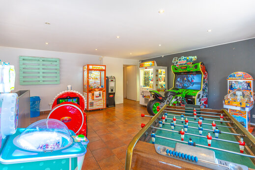 Sala de juegos, futbolín y arcades en el camping CAPFUN Chateau d'Arvid en Villerville (14).