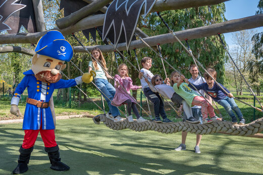 Mascota y juegos infantiles en el camping CAPFUN Chateau d'Arvid en Villerville.
