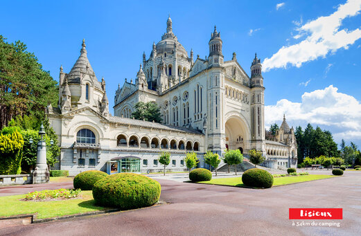 Basílica Santa Teresa de Lisieux, monumento histórico para descubrir cerca del camping.