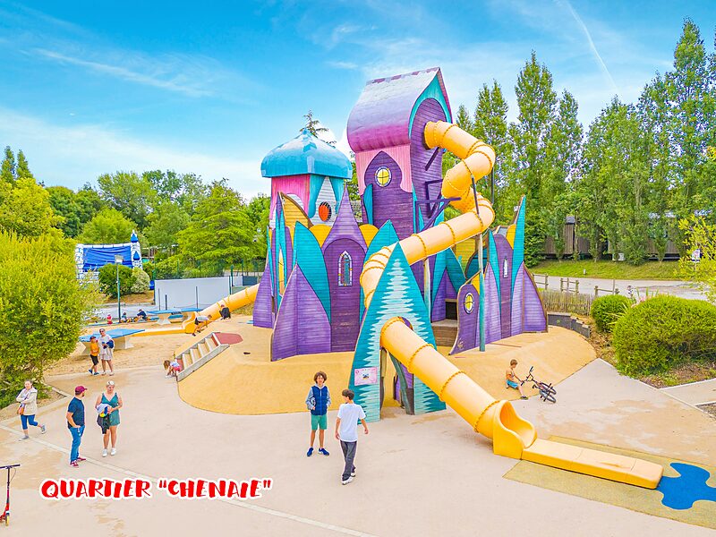 Juego Carabouille - Gigante estructura de juegos colorida con toboganes en el camping CAPFUN La Ch�naie en PORNIC (44).
