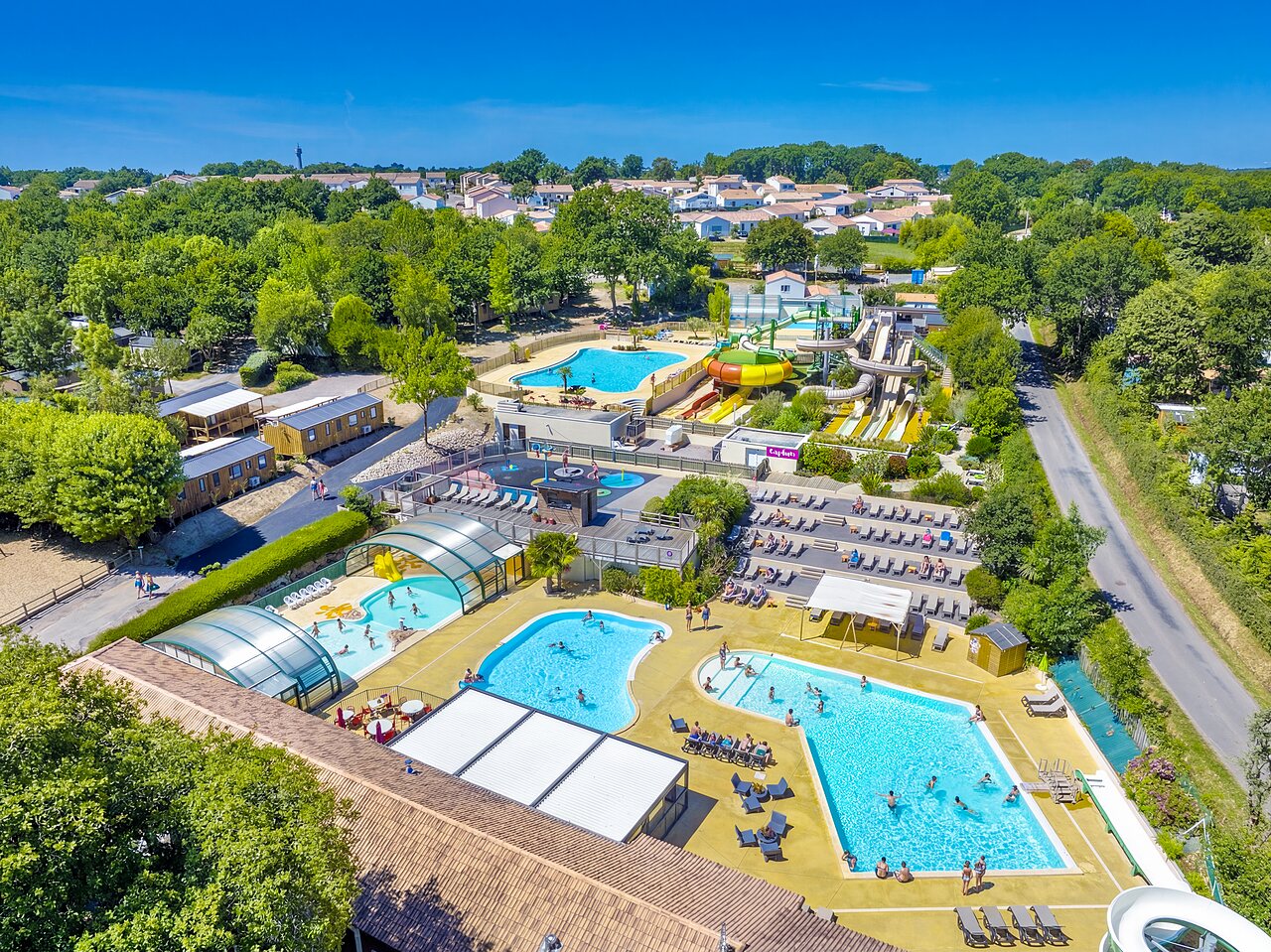 Gran parque acu�tico con toboganes y piscinas en el camping CAPFUN La Ch�naie en PORNIC (44).