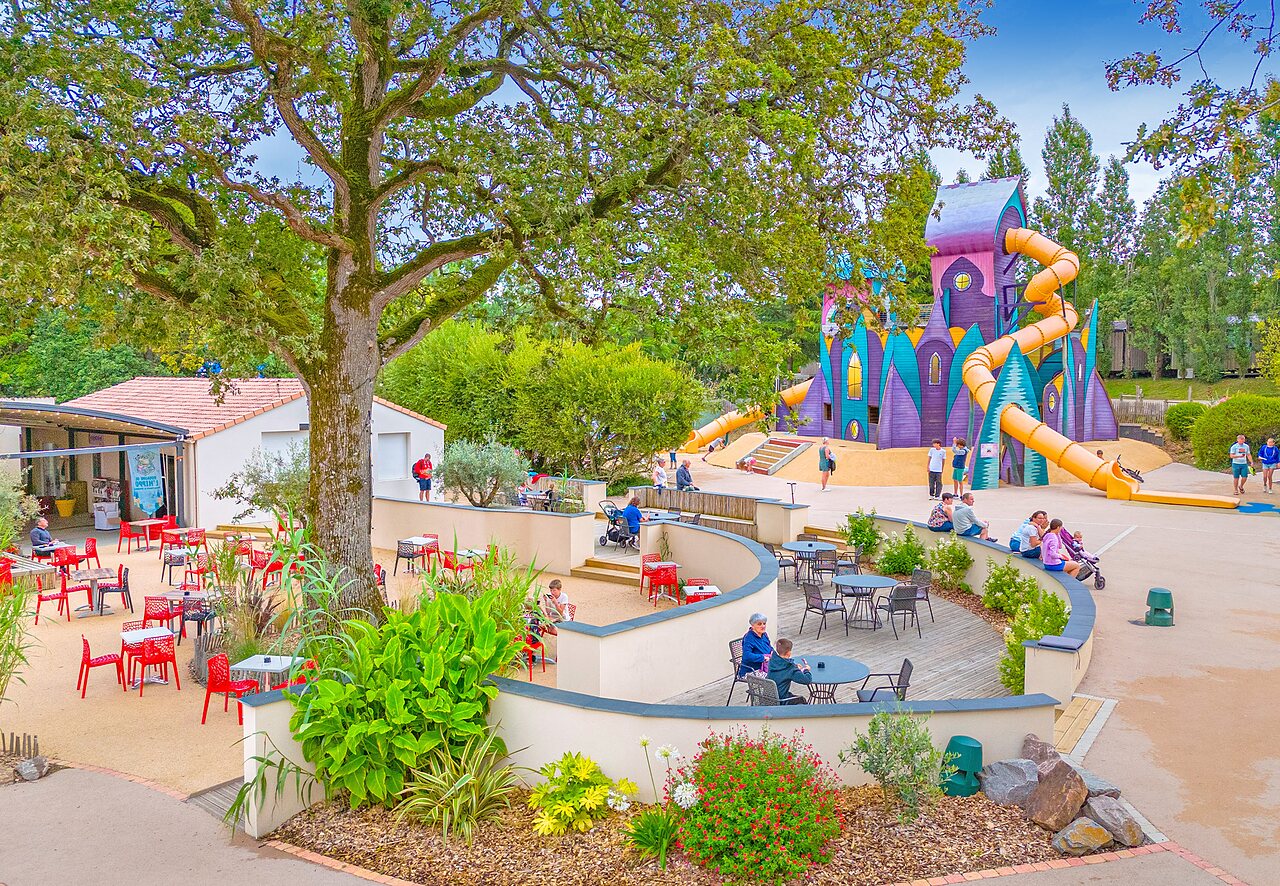 Gran �rea de juegos castillo con toboganes y terraza en el camping CAPFUN La Ch�naie en PORNIC (44).