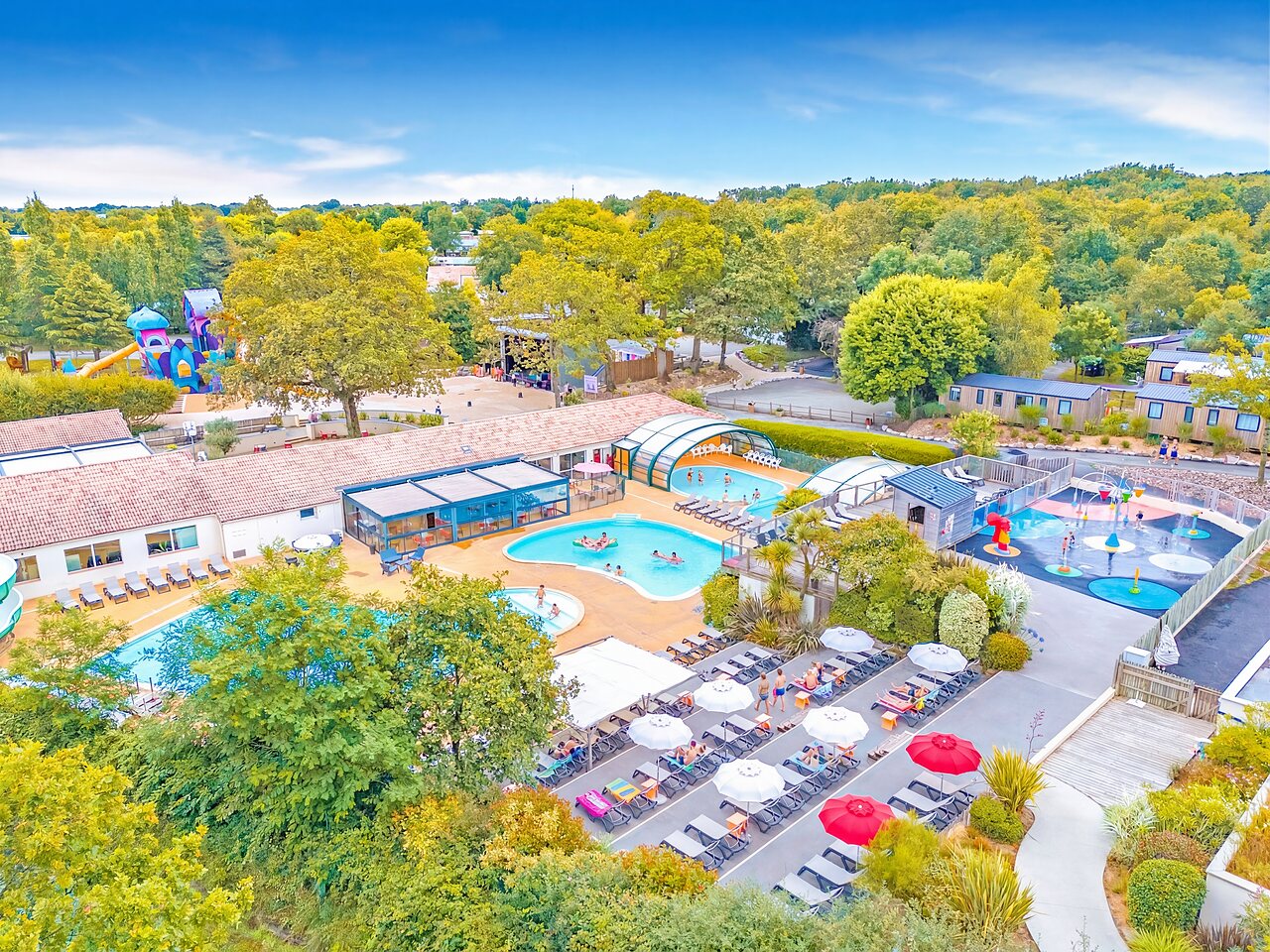 Complejo acu�tico, toboganes y zona de juegos en el camping CAPFUN La Ch�naie en PORNIC (44).