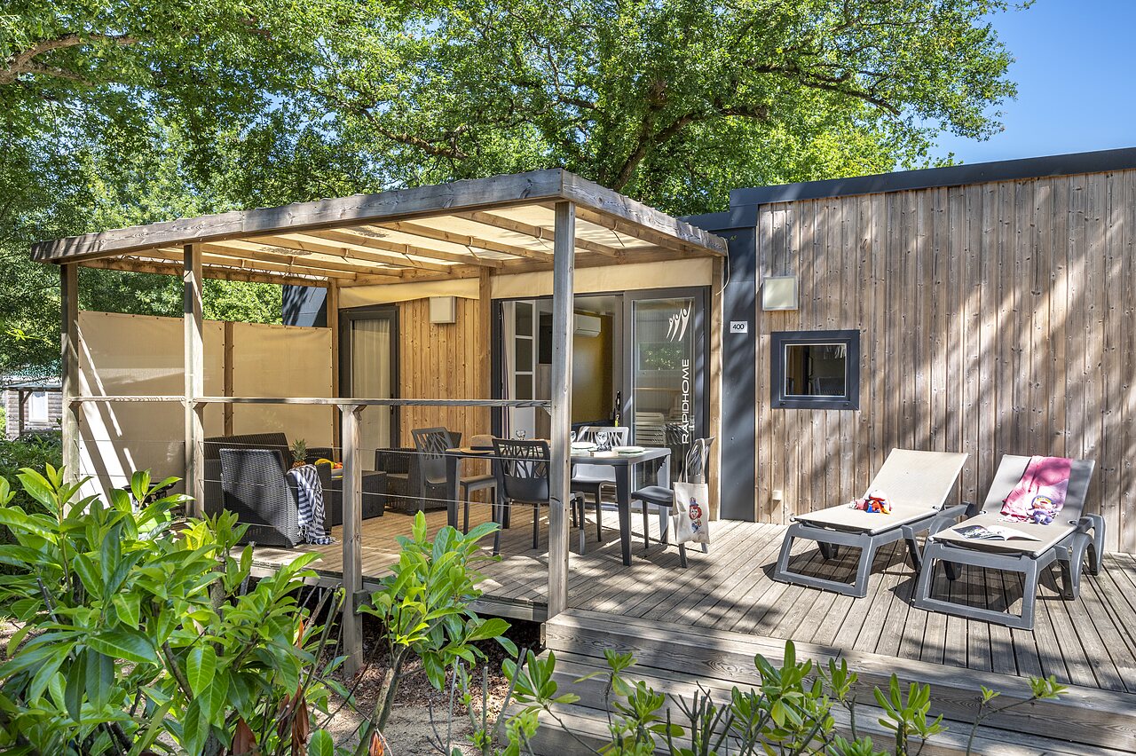 Mobil-home moderno con terraza amueblada y tumbonas en el camping CAPFUN La Ch�naie en PORNIC (44).