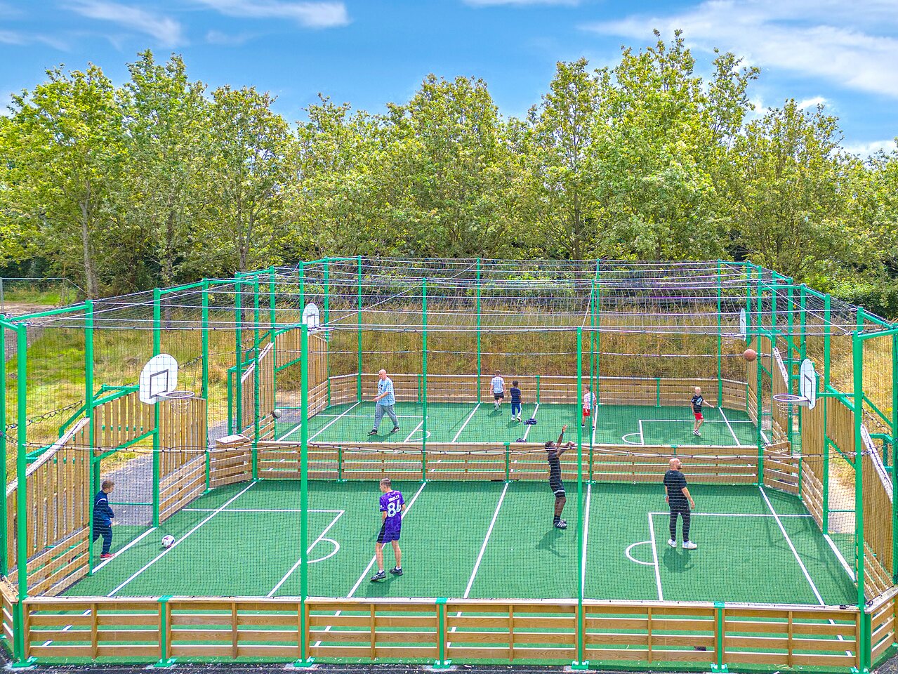 Cancha multideportiva exterior con jugadores en el camping CAPFUN La Ch�naie en PORNIC (44).