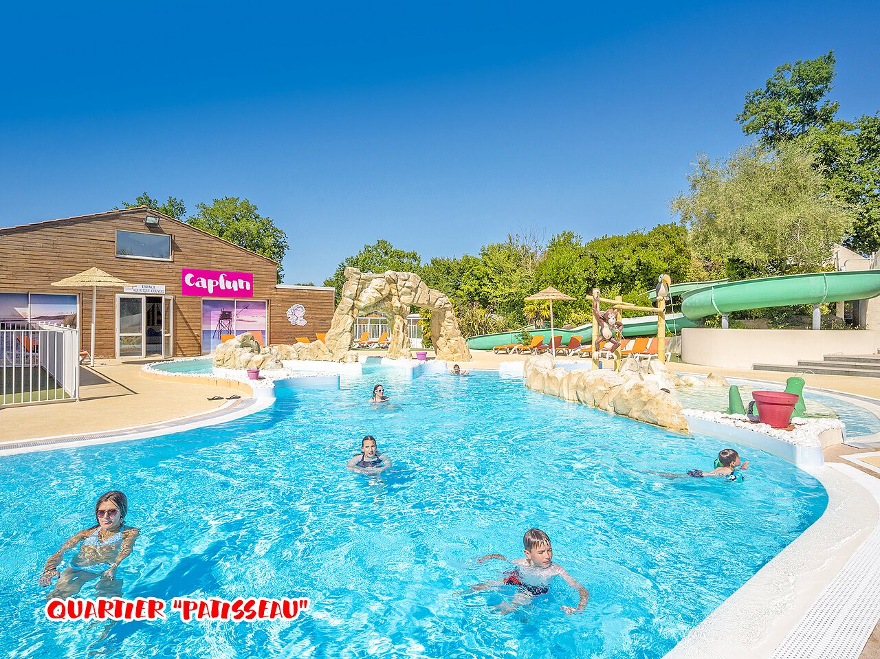 Piscina exterior, tobog�n acu�tico, ni�os en el camping CAPFUN La Ch�naie en PORNIC (44).