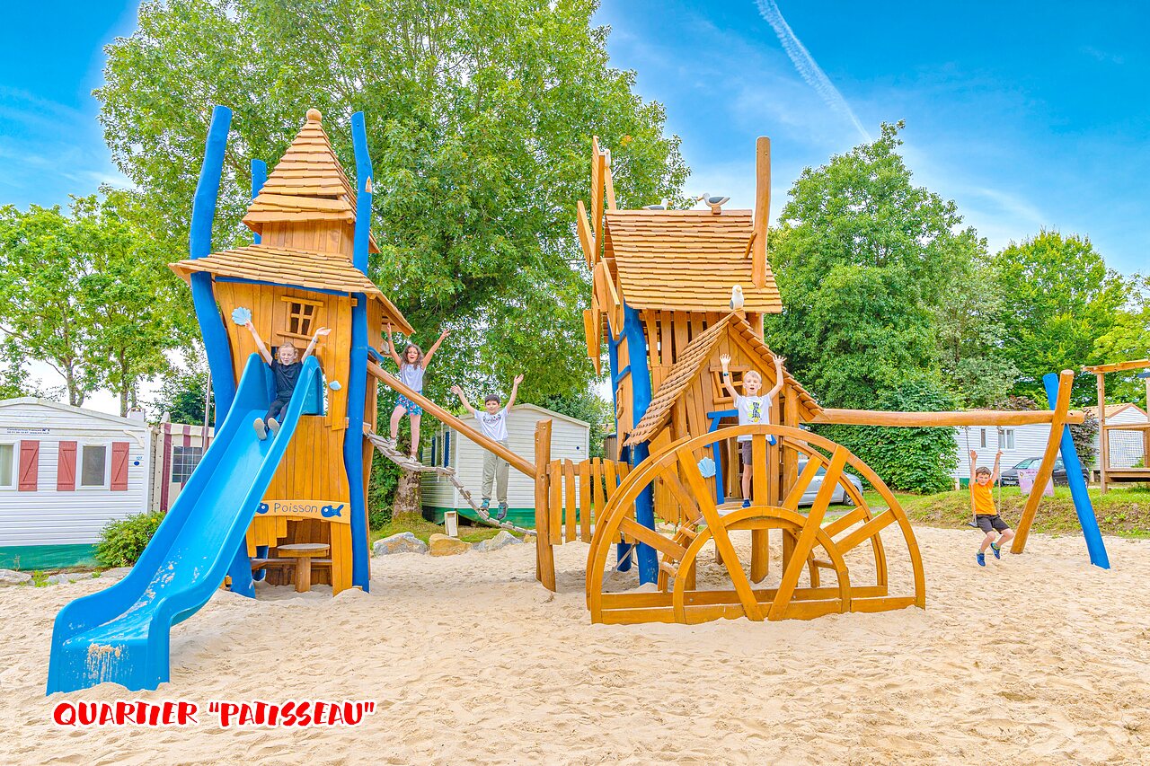 Zona de juegos de madera, tobog�n, ni�os en el camping CAPFUN La Ch�naie en PORNIC (44).