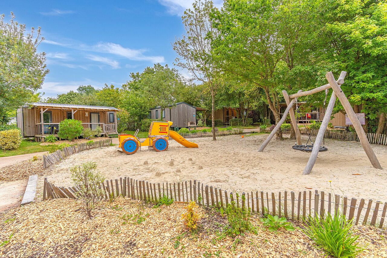 Tobog�n tractor, columpio, zona de juegos en el camping CAPFUN La Ch�naie en PORNIC (44).