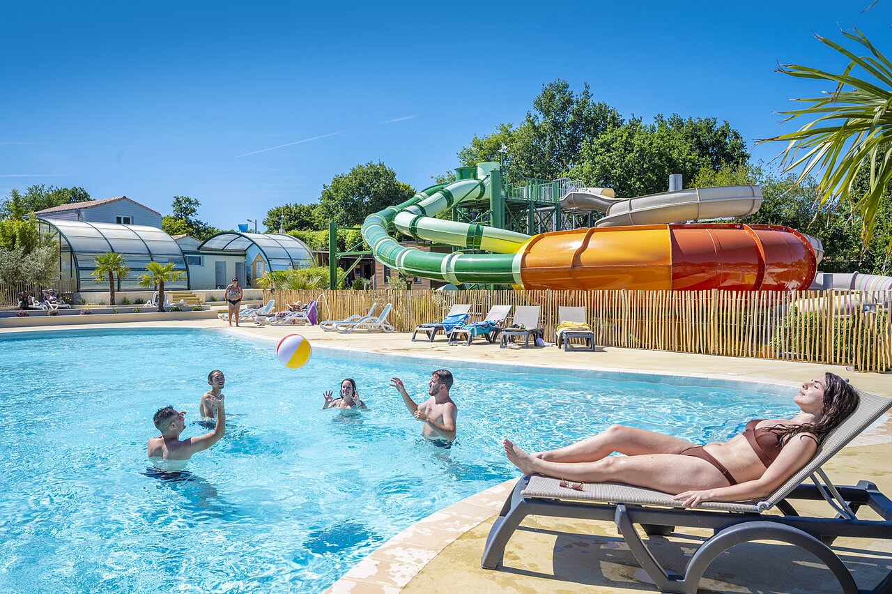 Piscina exterior, toboganes acu�ticos y ba�istas en el camping CAPFUN La Ch�naie en PORNIC (44).