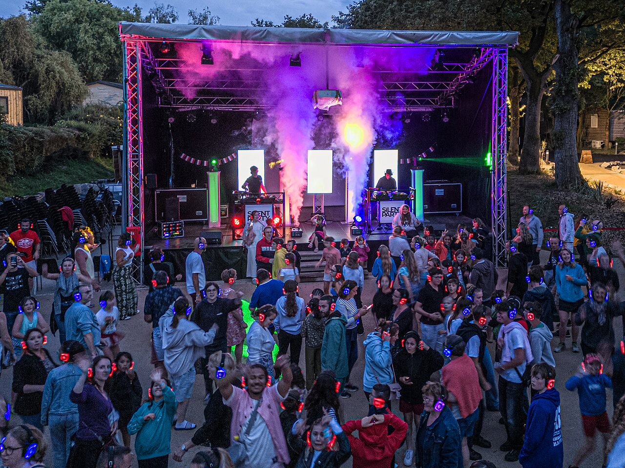 Animada fiesta Silent Disco para campistas en el camping CAPFUN La Ch�naie en PORNIC (44).