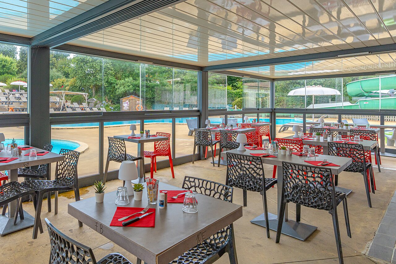 Restaurante moderno con vistas a la piscina y tobog�n en CAPFUN La Ch�naie en PORNIC (44).
