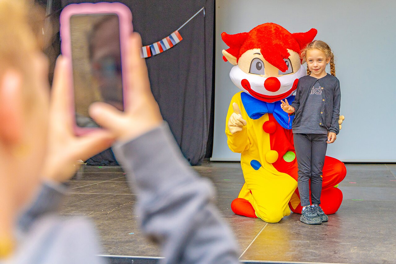 Mascota y ni�a en el camping CAPFUN La Ch�naie en PORNIC (44).