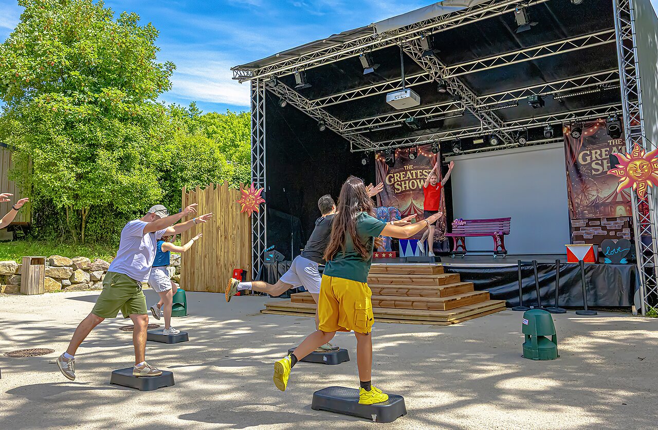 Animaci�n fitness en escenario exterior en camping CAPFUN La Ch�naie en PORNIC (44).
