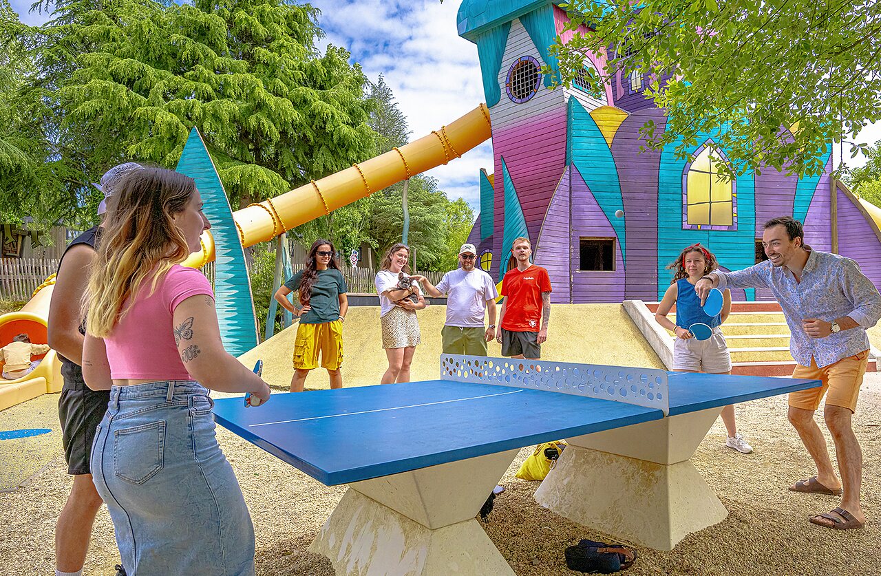 Mesa de ping-pong y �rea de juegos con tobog�n en el camping CAPFUN La Ch�naie en PORNIC.