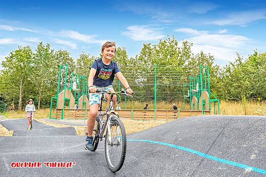 Pump track y ni�o en bicicleta en el camping CAPFUN La Ch�naie, PORNIC (44).