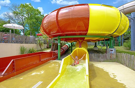 Tobogán gigante, joven en el camping CAPFUN La Chênaie en PORNIC.