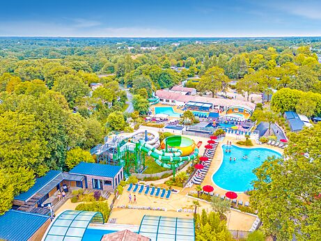 Piscinas, toboganes, vista aérea en el camping CAPFUN La Chênaie en PORNIC (44).