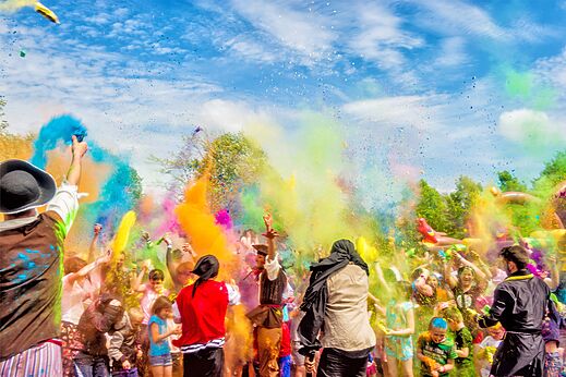 Fiesta de colores con polvo y gente alegre en el camping CAPFUN La Ch�naie en PORNIC (44).