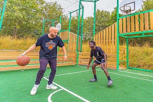 Cancha de baloncesto con dos hombres jugando en el camping CAPFUN La Ch�naie en PORNIC (44).