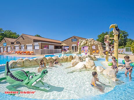 Piscina lúdica con cocodrilo y juegos de agua en camping CAPFUN La Chênaie PORNIC.