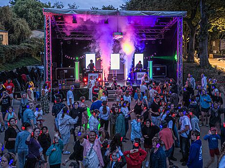 Fiesta Silent Party con DJ y bailarines en el camping CAPFUN La Ch�naie en PORNIC (44).