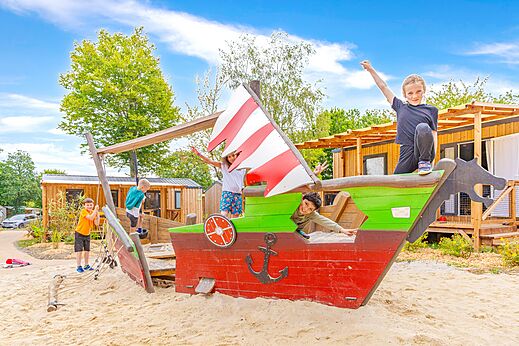 Ni�os en parque infantil barco pirata en camping CAPFUN La Ch�naie en PORNIC.