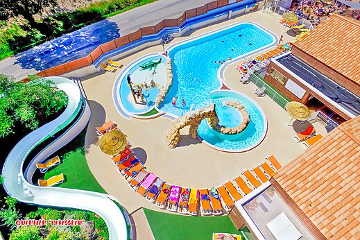 Parque acuático con piscinas y toboganes en el camping CAPFUN La Chênaie en PORNIC (44).