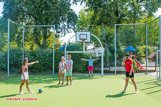 Campo multideporte, baloncesto y f�tbol, en el camping CAPFUN La Ch�naie en PORNIC (44).