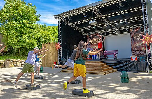Animación fitness en escenario exterior en camping CAPFUN La Chênaie en PORNIC (44).