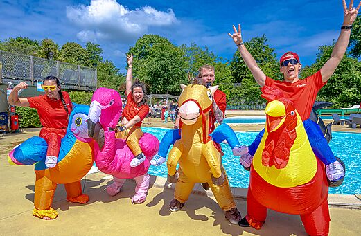 Animación festiva con disfraces inflables en el camping CAPFUN La Chênaie en PORNIC.