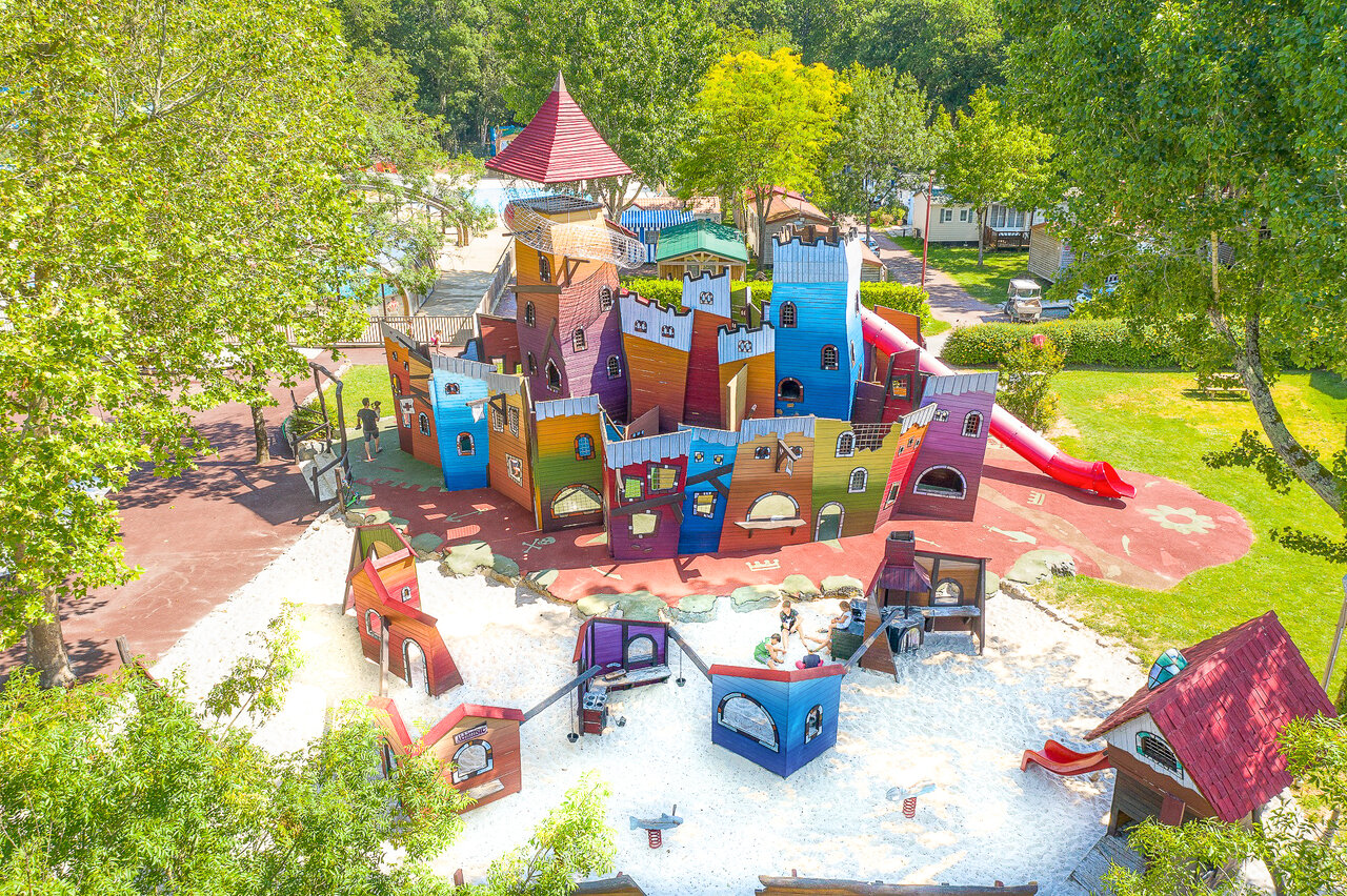 Gran �rea de juegos colorida con toboganes en el camping CAPFUN Ch�nes en Medis/Royan (17).