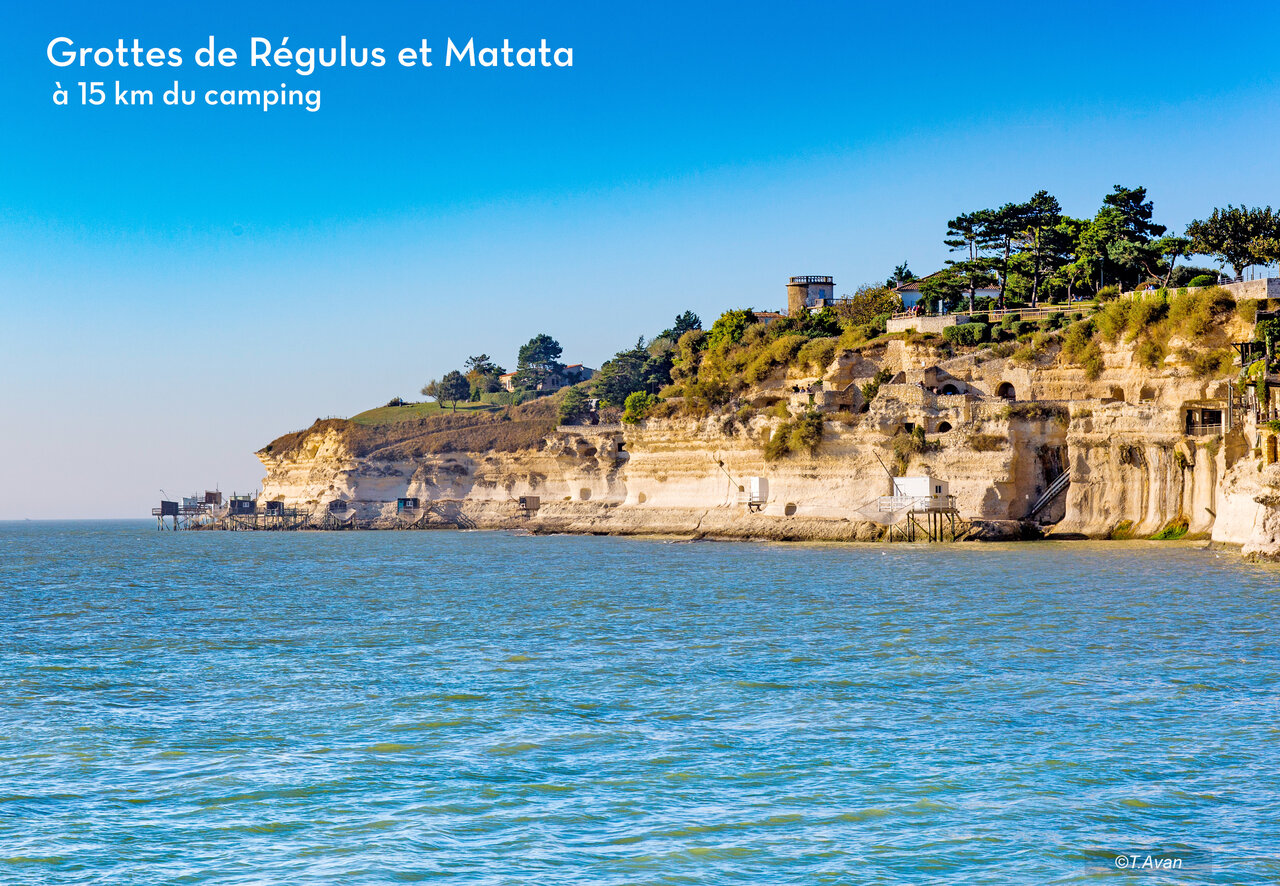 Cuevas de R�gulus y Matata, acantilados y carrelets en Meschers-sur-Gironde, cerca de Royan.