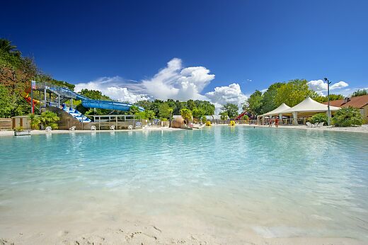 Piscina laguna, toboganes acuáticos en el camping CAPFUN Chênes en Medis/Royan (17).