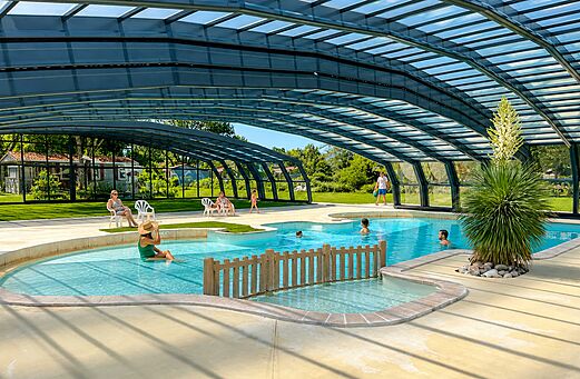 Piscina cubierta y descubierta con zona de chapoteo en camping CAPFUN Chênes Medis/Royan (17).