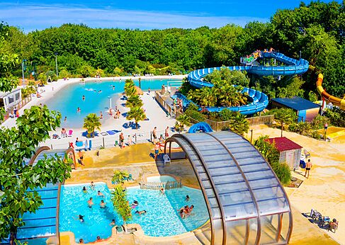 Toboganes gigantes, laguna y piscinas en el camping CAPFUN Chênes en Medis/Royan (17).