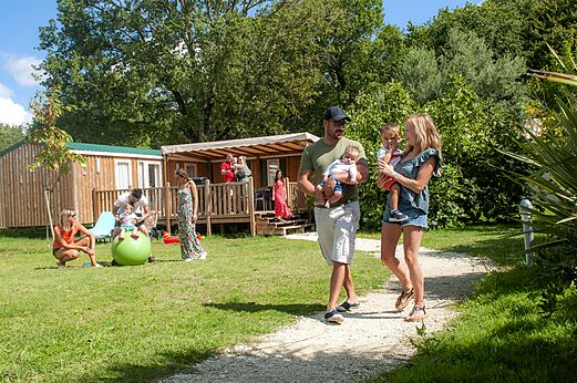 Familias disfrutando de Mobil-homes en el camping CAPFUN Chênes en Medis/Royan (17).