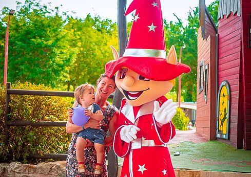 Mascota y familia con bebé, animación en el camping CAPFUN Chênes en Medis/Royan (17).