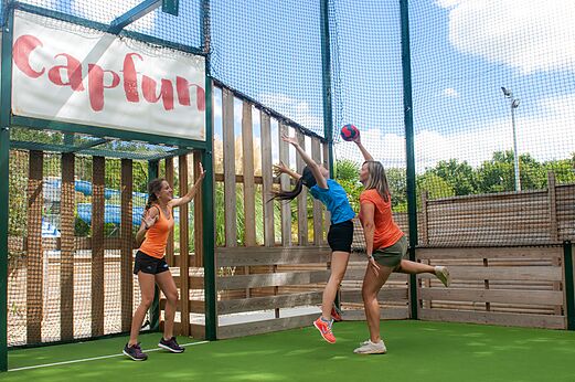 Actividad deportiva en cancha multisport al camping CAPFUN Chênes, Medis/Royan (17).