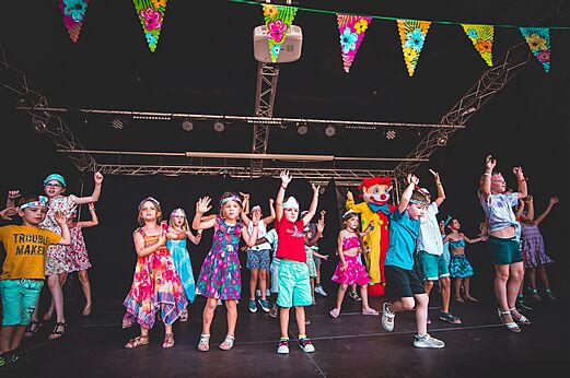 Niños y mascota bailando en el escenario, animación en el camping CAPFUN Chênes en Medis/Royan.