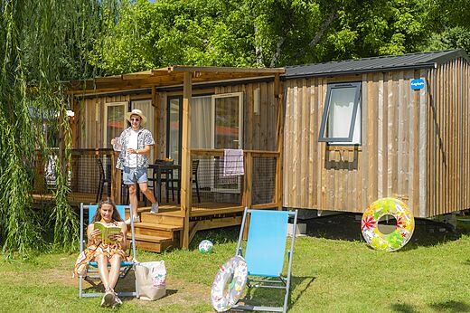 Mobil-home de madera con terraza, pareja de vacaciones en el camping CAPFUN Chênes en Medis/Royan (17).