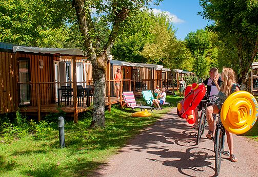 Modernos Mobil-homes con terraza de madera en el camping CAPFUN Chênes en Medis/Royan (17).