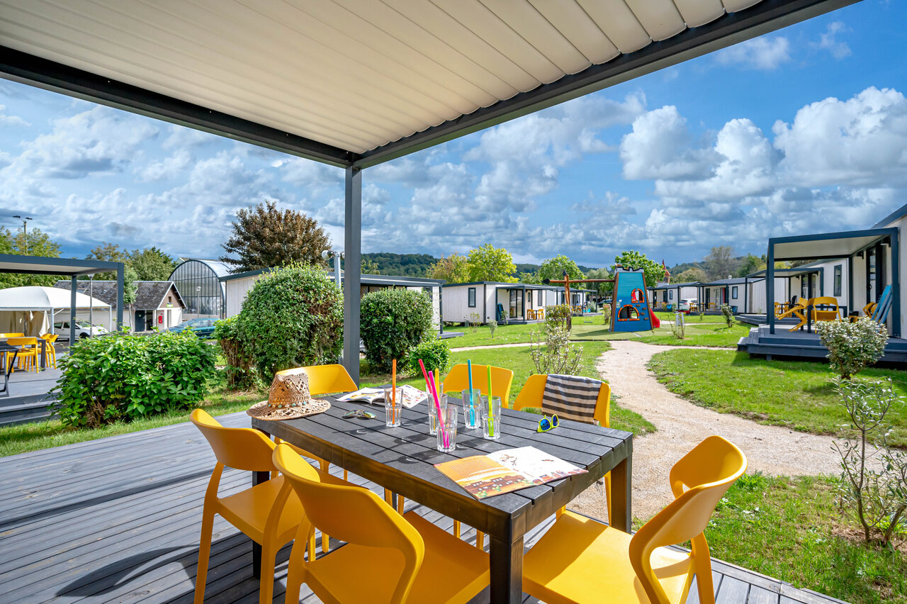 Terraza de mobil-home, parque infantil, alojamientos en el camping CLICOCHIC Chevaliers en HOULGATE (14).