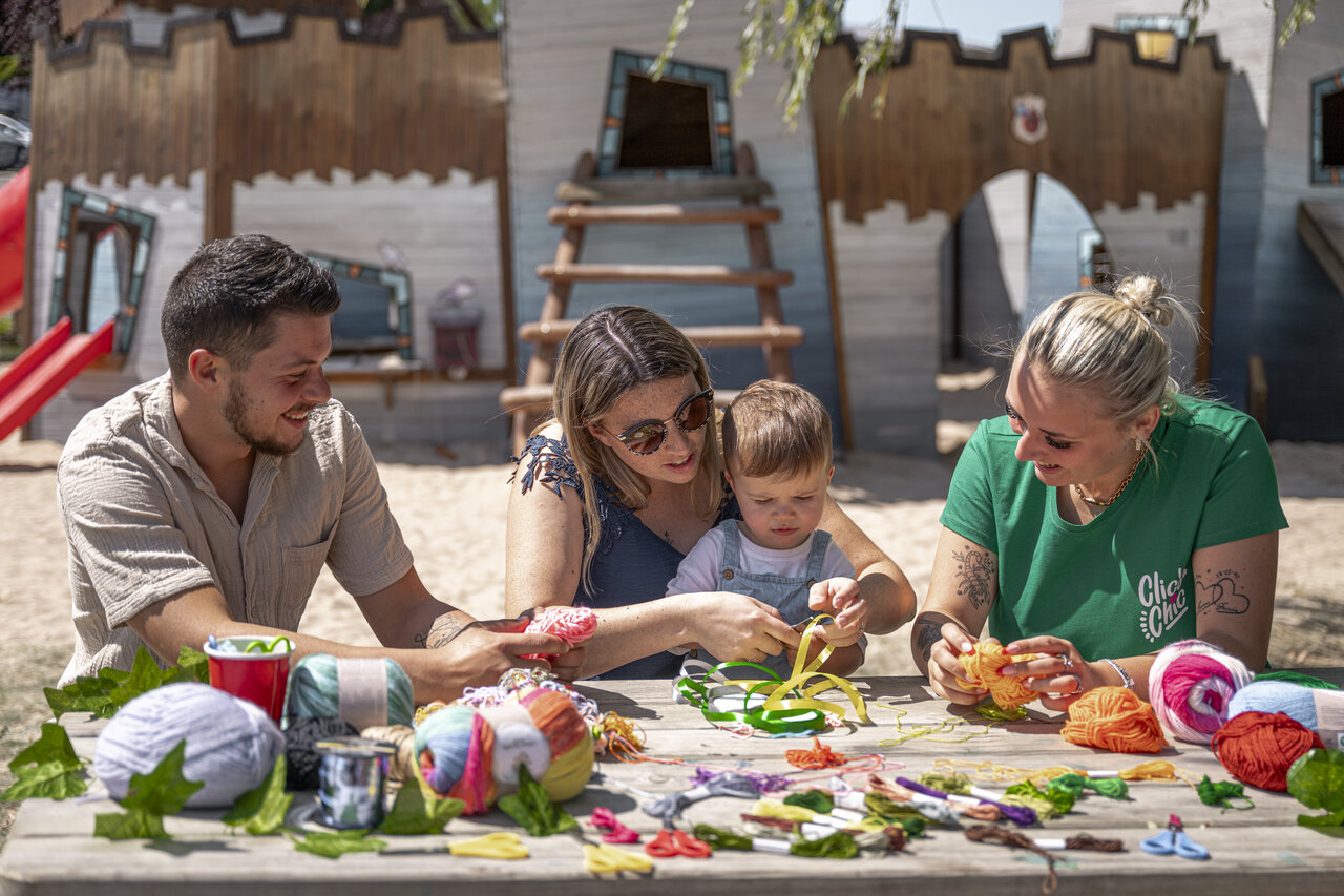 Actividad manual familiar con animador en el camping CLICOCHIC Chevaliers en HOULGATE (14).