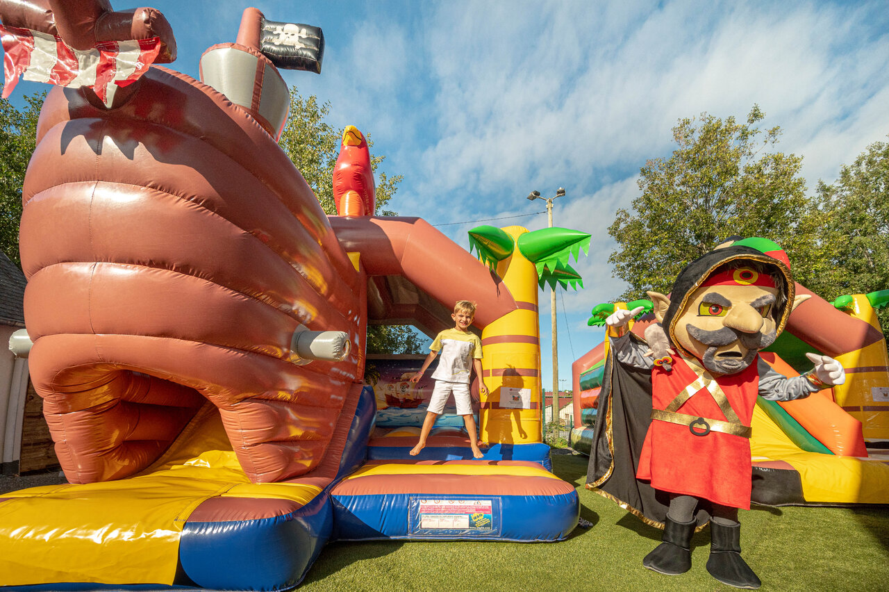 Zona de juegos hinchable pirata y mascota en el camping CLICOCHIC Chevaliers en HOULGATE (14).