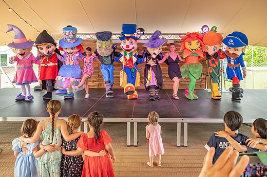 Espectáculo de animación con mascotas y niños en el camping CLICOCHIC Chevaliers en HOULGATE (14).
