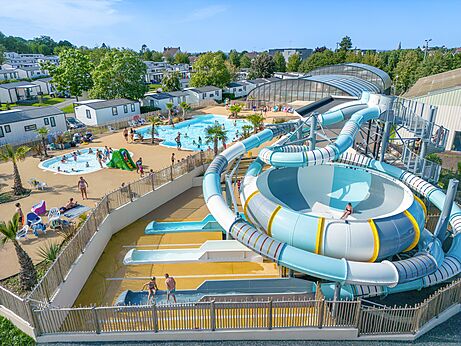 Tobogán acuático gigante y piscinas exteriores animadas en el camping CLICOCHIC Chevaliers en HOULGATE (14).