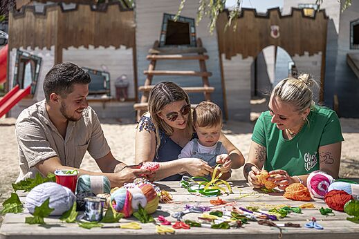 Taller creativo familiar con animador, juegos infantiles en camping CLICOCHIC Chevaliers Houlgate.