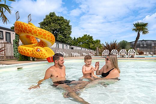 Tobogán serpiente y piscina exterior familiar en el camping CLICOCHIC Chevaliers en HOULGATE (14).
