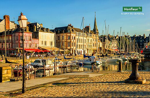 Puerto viejo de Honfleur con casas coloridas y barcos, Normandía.